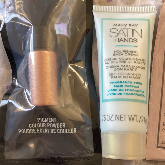 Mac Pigment Colour Powder Plus bag +Mary Kay Satin hands, timewise repair masks - Picture 2 of 3